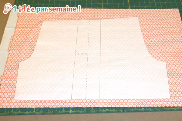 Pliez le tissu endroit contre endroit et positionnez votre patron sur l'envers du tissu
