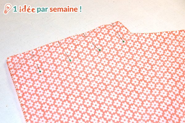 Pliez chaque jambe endroit contre endroit et épinglez les coutures