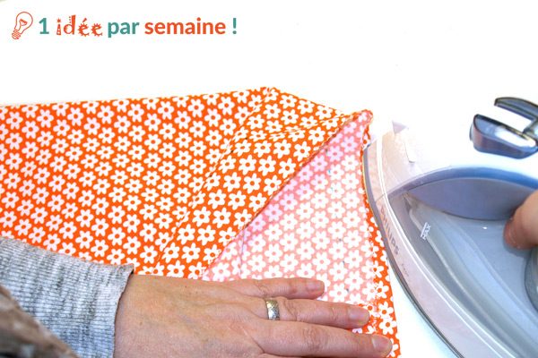 Pliez le bord sur environ 1 cm et repassez
