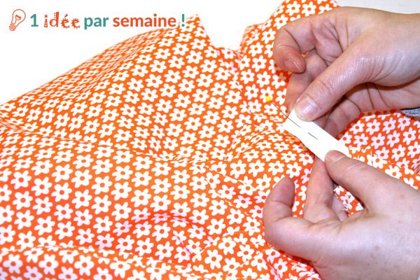 Épinglez les deux extrémités de l'élastique bien à plat (attention qu'il ne vrille pas)