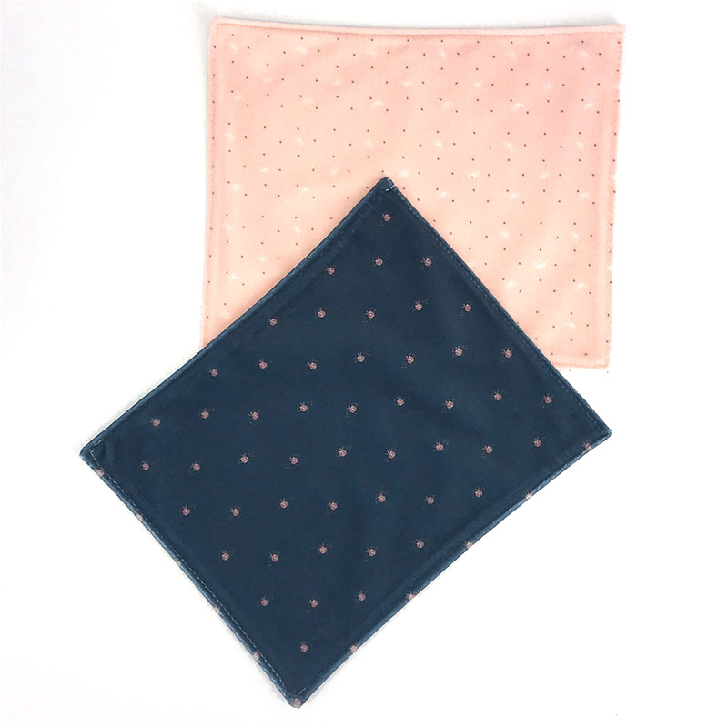 Deux Grandes Lingettes Jeune Fille aux Fleurs Rose et Bleu (une Fois Cousues)