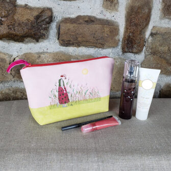 TM-2022 - Trousse à maquillage champ de tulipes rose (in situ, devant)
