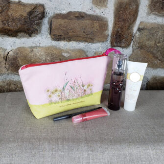 TM-2022 - Trousse à maquillage champ de tulipes rose (in situ, dos)