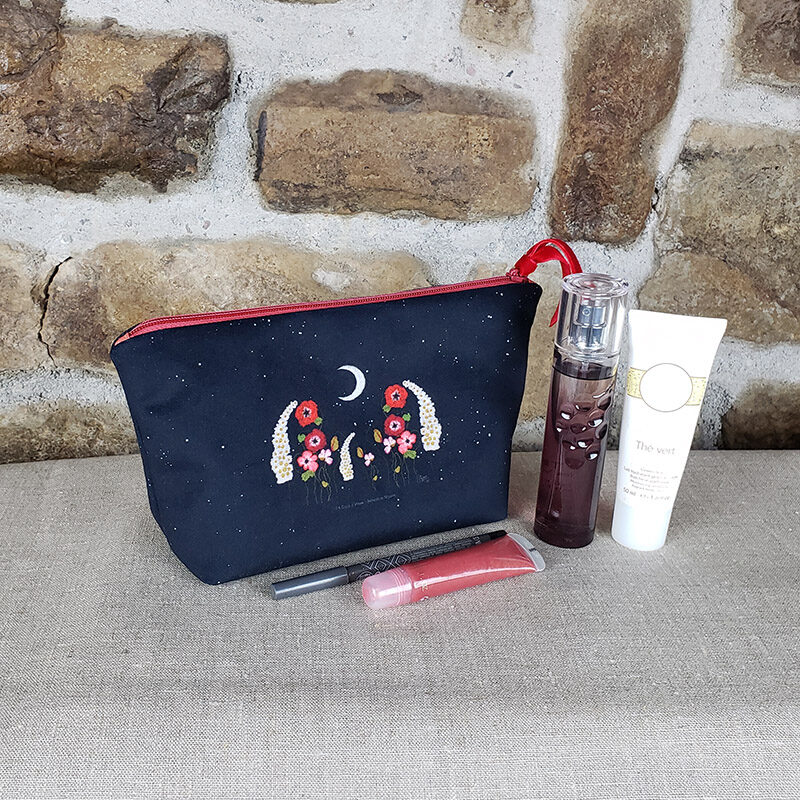 TM-2023 - Trousse à maquillage chats noire (in situ, dos)