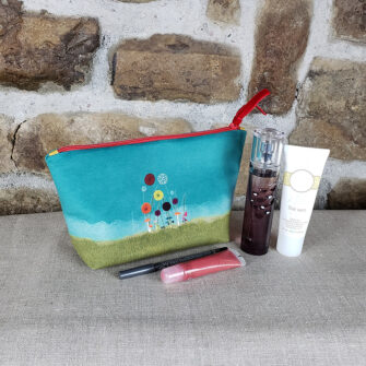 TM-2026 - Trousse à maquillage jour d'automne bleue (in situ, dos)