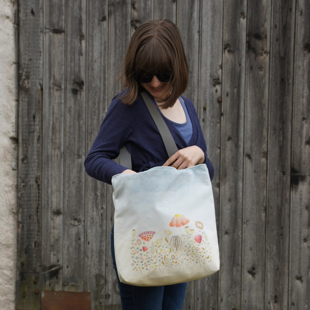 SAM-1922 - Grand Sac Zip Prairie Fleurie Bleu (In Situ)