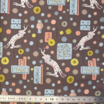 TO-2299 - Satin de Coton, Collection Mabéo 2025, Motif Lapins Brun